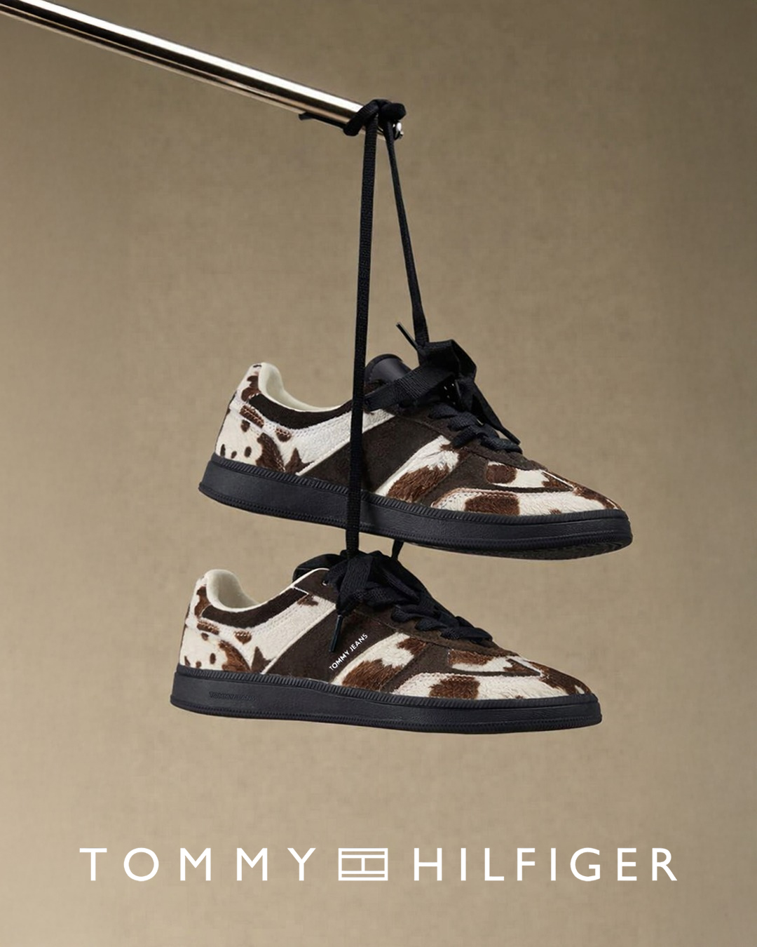 TOMMY HILFIGER ❤
#newcolletion 

W10160072331 - 123,90€
__________________________
Αγορές σε Επώνυμα brands
ONLINE στο kalista.gr 🛍
ΔΩΡΕΑΝ ΜΕΤΑΦΟΡΙΚΑ ΓΙΑ ΑΓΟΡΕΣ ΑΝΩ ΤΩΝ 50€
📦
Για παραγγελίες ή πληροφορίες:
☎️ Κάλεσε: 210 4971 113